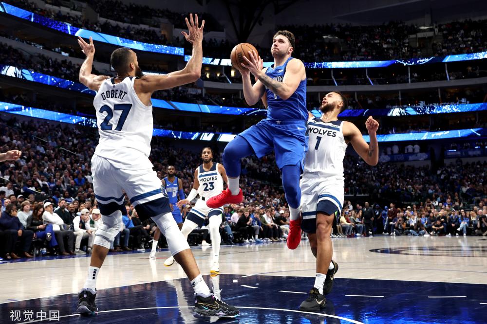 在进攻端施 在进攻端施