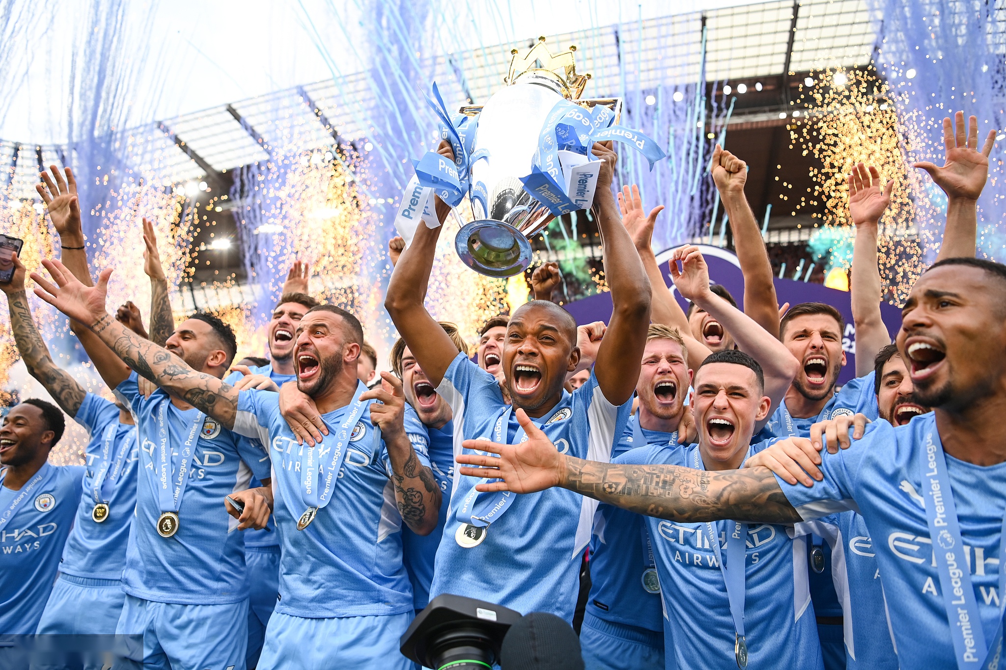 中表现迥异 中表现迥异